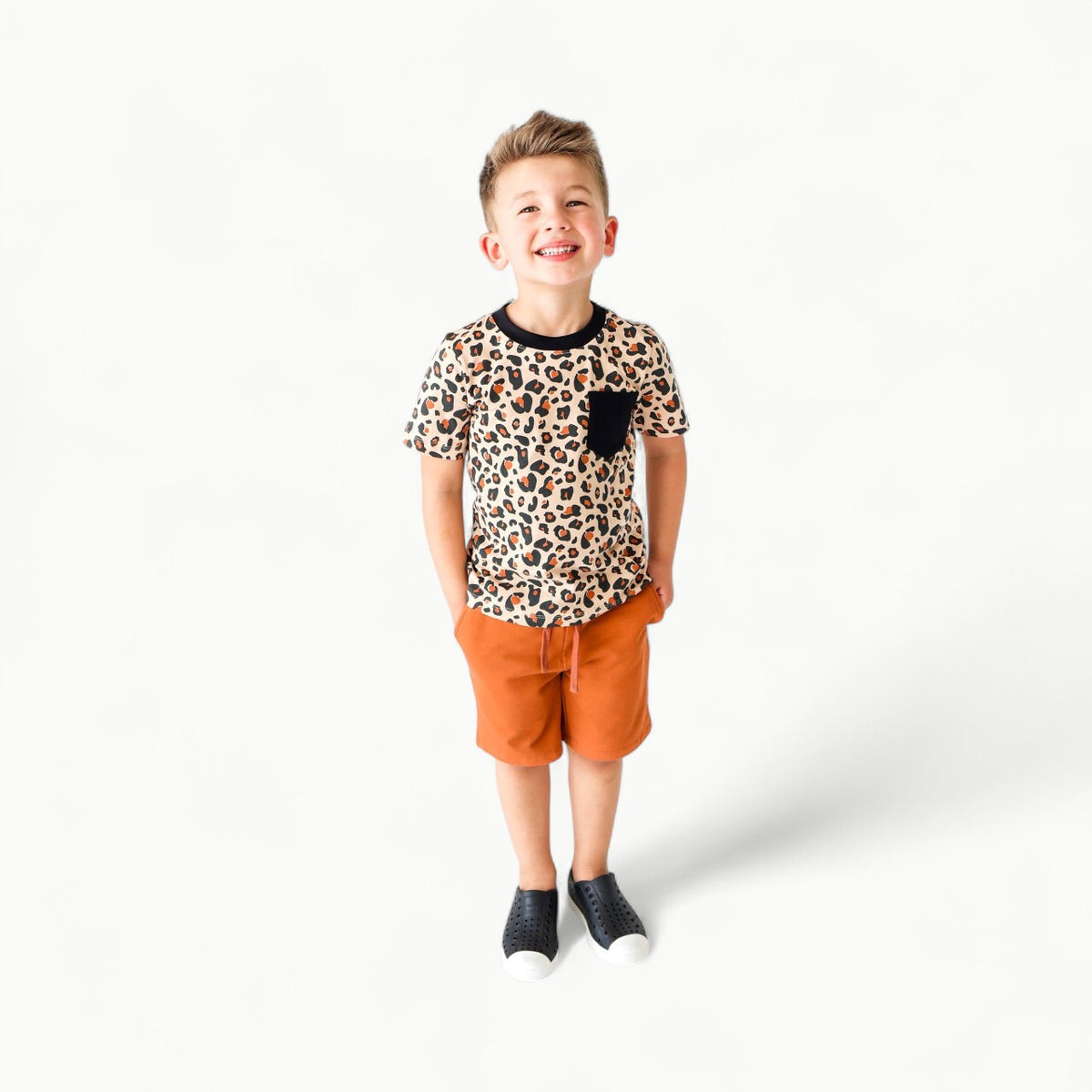 Unisex crew neck pocket t-shirt in leopard print, organic cotton, with contrast collar detail