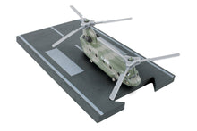 Load image into Gallery viewer, Daron Worldwide Trading - RW062 RUNWAY24 CH-47 CHINOOK HELICOPTER