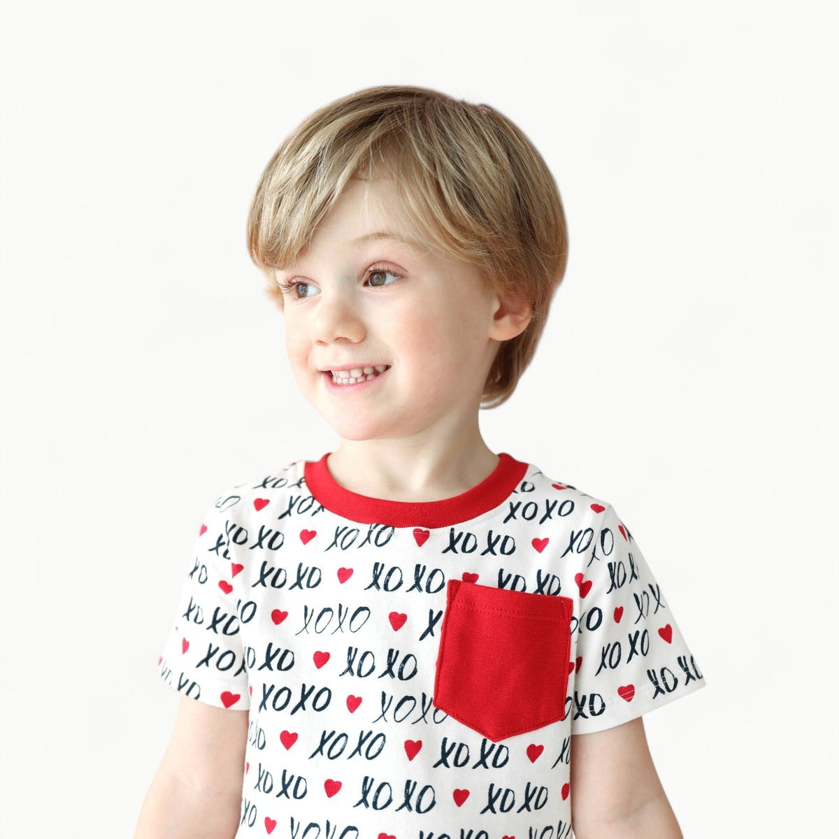 Lola & Taylor unisex cotton crew neck pocket t-shirt in XOXO print