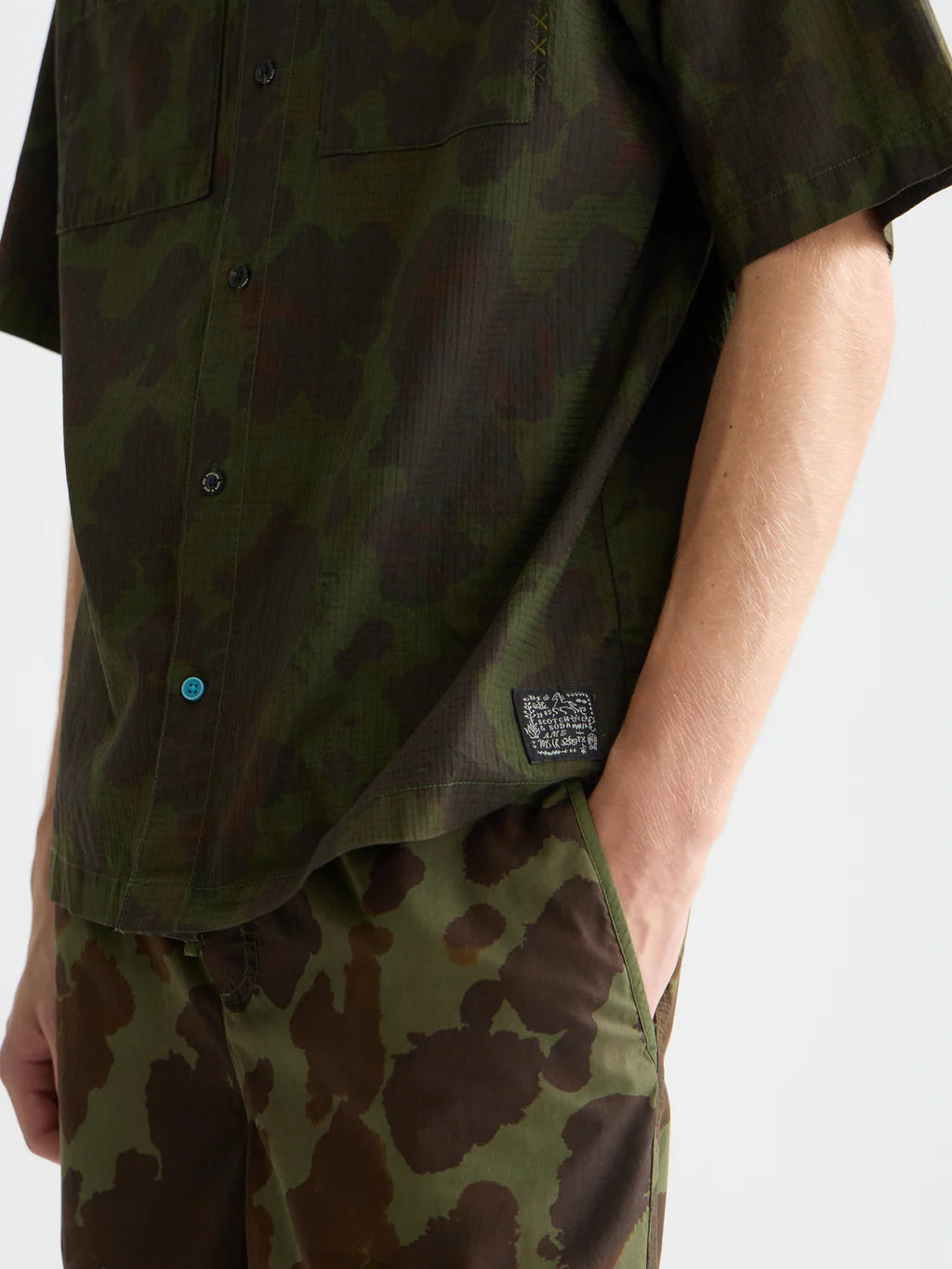 Olive Night yarn-dyed linen-blend shorts with painterly animal print, regular fit by Scotch & Soda