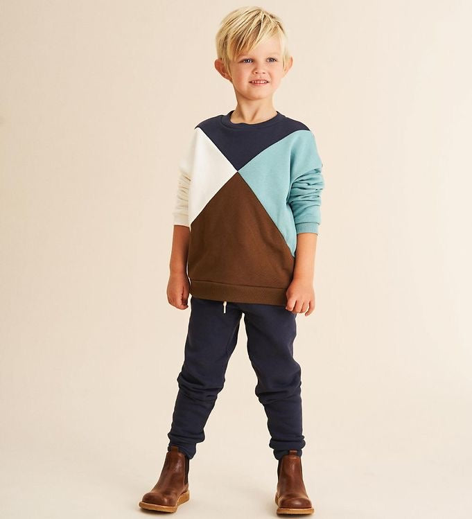Fred's World Point Sweatshirt in four colorways: white, navy, mineral, brown. Organic cotton.