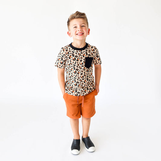 Unisex crew neck pocket t-shirt in leopard print, organic cotton, with contrast collar detail